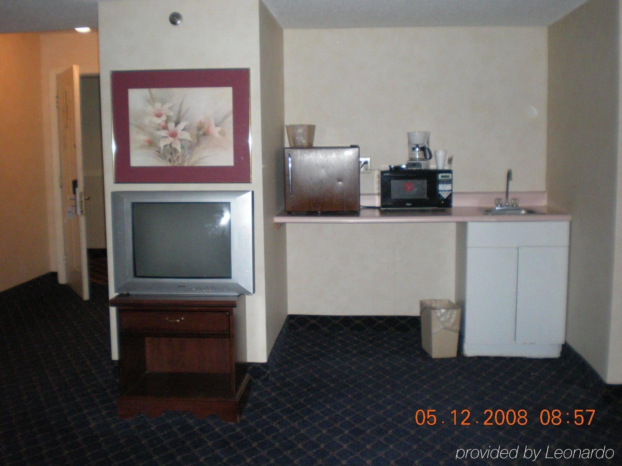 Regency Inn & Suites West Springfield Room photo